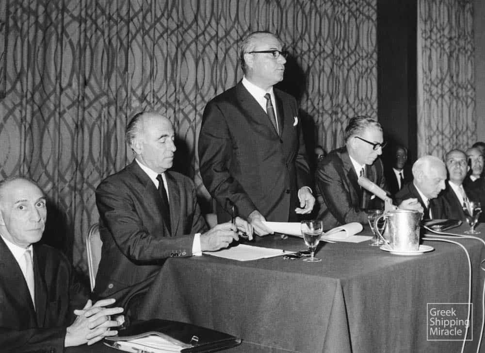 10. Στιγμιότυπο από το Α’ Ναυτιλιακό Συνέδριο, τον Αύγουστο του 1964. Διακρίνονται από αριστερά, οι εφοπλιστές Μιχαήλ Ξυλάς, Γιάννης Κ. Καρράς, Στρατής Ανδρεάδης, Άλκιμος Γράτσος, Βασίλειος Ροσόλυμος και Κώστας Μ. Λεμός.