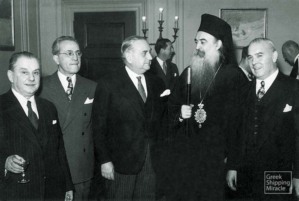 25. Ο πρωθυπουργός Κωνσταντίνος Τσαλδάρης με τον αρχιεπίσκοπο Βορείου και Νοτίου Αμερικής και μετέπειτα Οικουμενικό Πατριάρχη Αθηναγόρα. Διακρίνονται, επίσης, ο υπουργός Εμπορικής Ναυτιλίας Νικόλαος Αβραάμ και οι εκ των κορυφαίων παραγόντων της ελληνικής ομογένειας Βασίλειος Χέλης και Σπύρος Σκούρας.