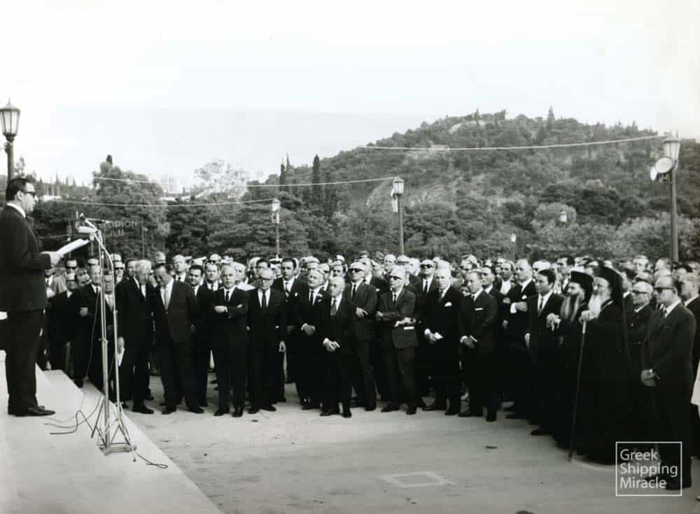 31. Ο υπουργός Εμπορικής Ναυτιλίας Ιωάννης Χολέβας στην ομιλία του κατά τη διάρκεια των εγκαινίων της πρώτης έκθεσης Ποσειδωνίων στο Ζάππειο, που έλαβε χώρα στην Αθήνα το 1969.
