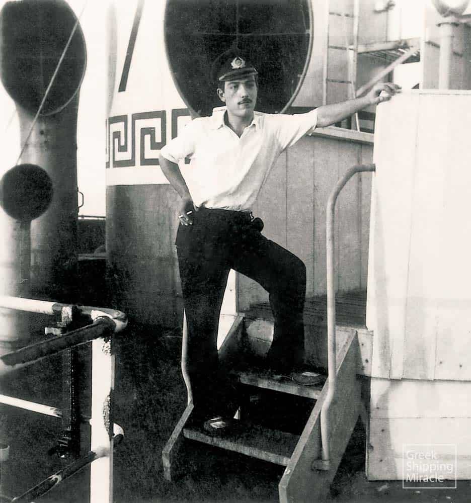 34. Ο Απόστολος Β. Χατζηελευθεριάδης (1932-2001), δόκιμος πλοίαρχος στο Liberty AKTI, ο οποίος αργότερα υπήρξε εκ των συνιδρυτών της Eletson Corporation στα τέλη της δεκαετίας του 1960.