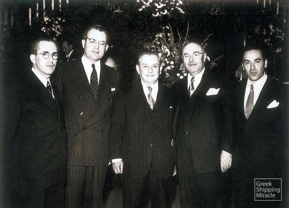 3. Στιγμιότυπο από τη δεξίωση που παρέθεσε η Επιτροπή Ελλήνων Εφοπλιστών Νέας Υόρκης προς τιμήν του Έλληνα υπουργού Εμπορικής Ναυτιλίας Νικόλαου Αβραάμ στις 10 Ιανουαρίου 1947. Εικονίζονται από αριστερά, οι εφοπλιστές Γιώργης Χ. Λαιμός και Μανώλης Κουλουκουντής, ο Νικόλαος Αβραάμ, ο εκδότης του περιοδικού Ναυτικά Χρονικά Δημήτρης Κοττάκης και ο εφοπλιστής Γιάννης Θεοδωρακόπουλος, πρωταγωνιστές στην υπόθεση της αγοράς των 100 Liberty το 1946.