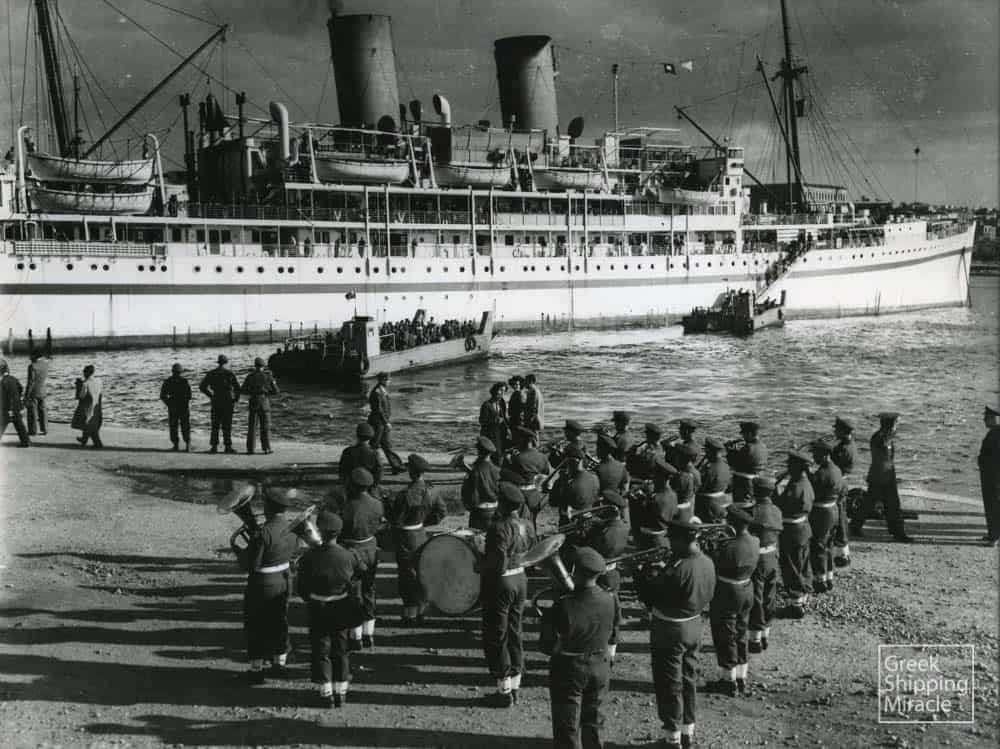 47. Στιγμιότυπο από την αναχώρηση ελληνικών στρατευμάτων με προορισμό την Κορέα το 1950.