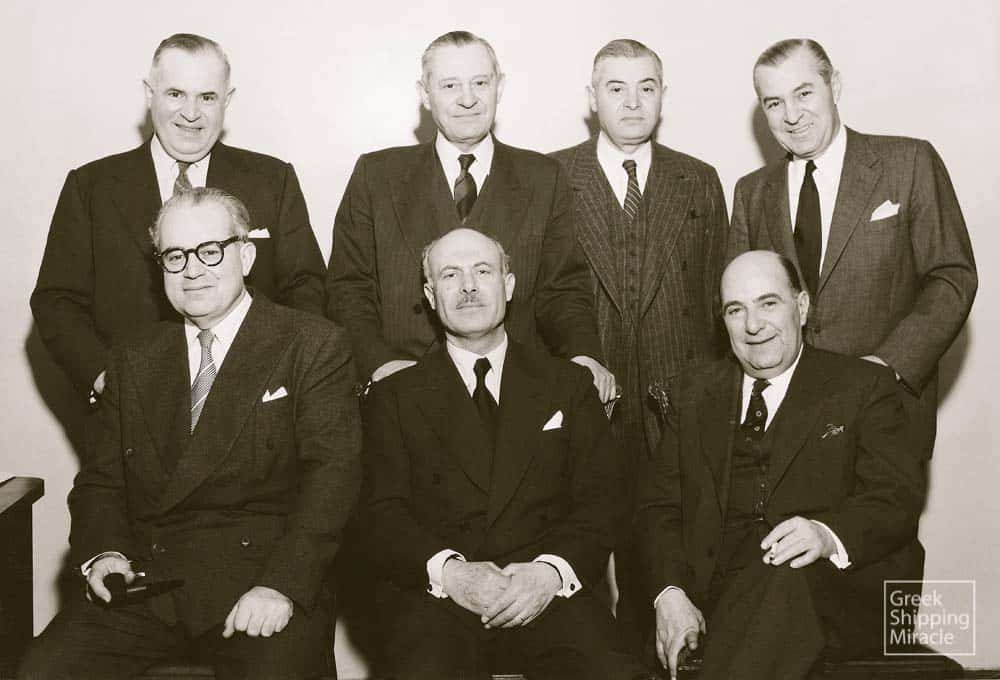 52. Οι δημιουργοί του επιχειρηματικού ομίλου Rethymnis & Kulukundis Ltd., από τους μεγαλύτερους της ελληνικής ναυτιλίας. Όρθιοι, από αριστερά, ο Ιωάννης Ηλ. Κουλουκουντής (1904-1980), ο Νικόλαος Ηλ. Κουλουκουντής (1895-1988), ο Γιώργος Ηλ. Κουλουκουντής (1892-1978) και ο Μιχάλης Ηλ. Κουλουκουντής (1906-1978). Καθιστοί, από αριστερά, ο Μανώλης Ηλ. Κουλουκουντής (1898-1988), ο Μηνάς Β. Ρεθύμνης (1892-1977) και ο Βασίλειος Εμ. Μαυρολέων (1901-1978).