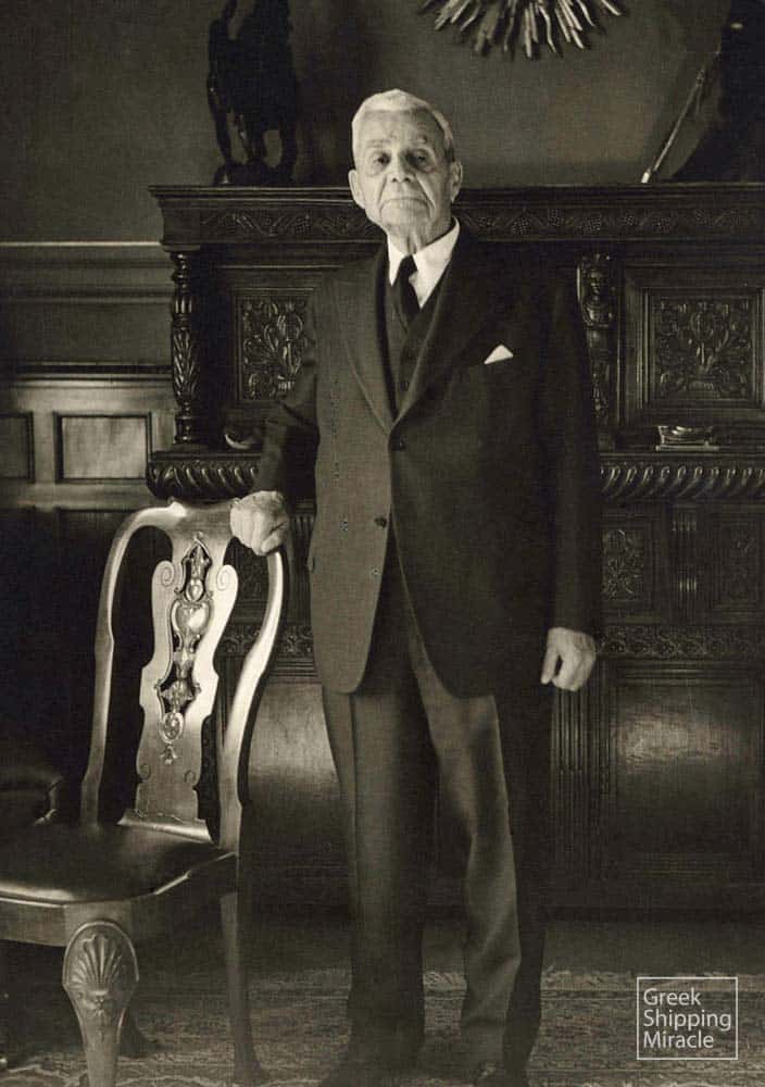 54. Ο Νικόλαος Δ. Λυκιαρδόπουλος (1866-1963), σημαντική προσωπικότητα του ελληνικού εφοπλισμού, ανέλαβε την ηγεσία της Ενώσεως Ελλήνων Εφοπλιστών το 1950. Επί των ημερών του, ξεκίνησε ουσιαστικά η προσπάθεια της μεταπολεμικής αναβίωσης του ελληνικού νηολογίου.