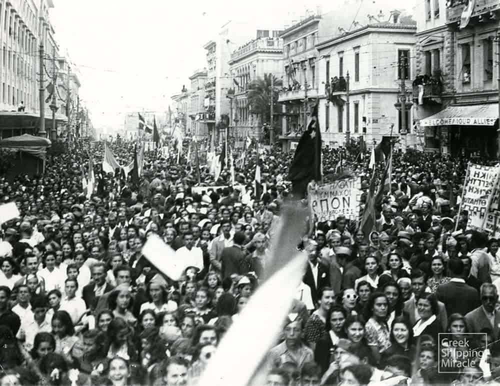 56. Οι Αθηναίοι γιορτάζουν την απελευθέρωση της πόλης τους.