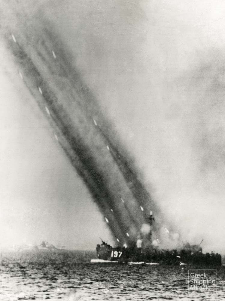 63. Βολή ρουκετών από αμερικανικό πολεμικό στην επιχείρηση εισβολής στην Okinawa της Ιαπωνίας την 1η Απριλίου 1945.