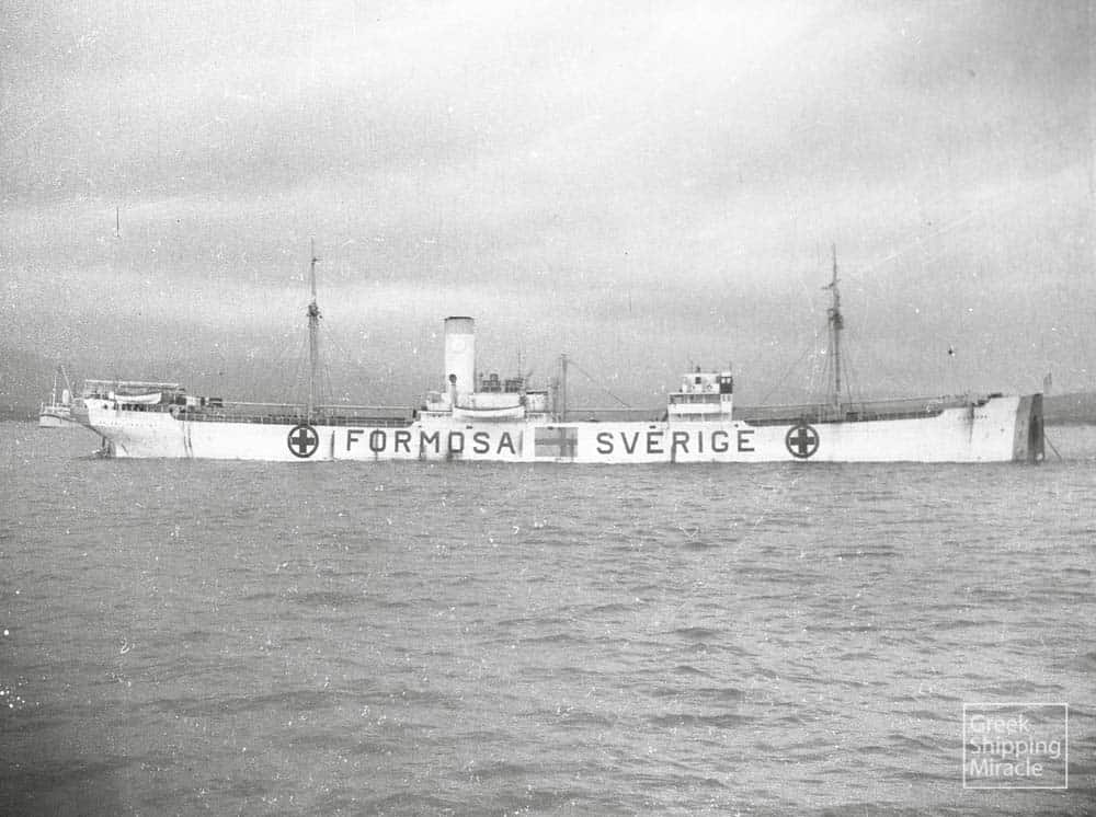 65. Το σουηδικό ατμόπλοιο FORMOSA, φωτογραφημένο στο Γιβραλτάρ στις 20 Νοεμβρίου 1942, χρησιμοποιήθηκε από την «Greek War Relief Association» για την αποστολή ανθρωπιστικής βοήθειας στην Ελλάδα.