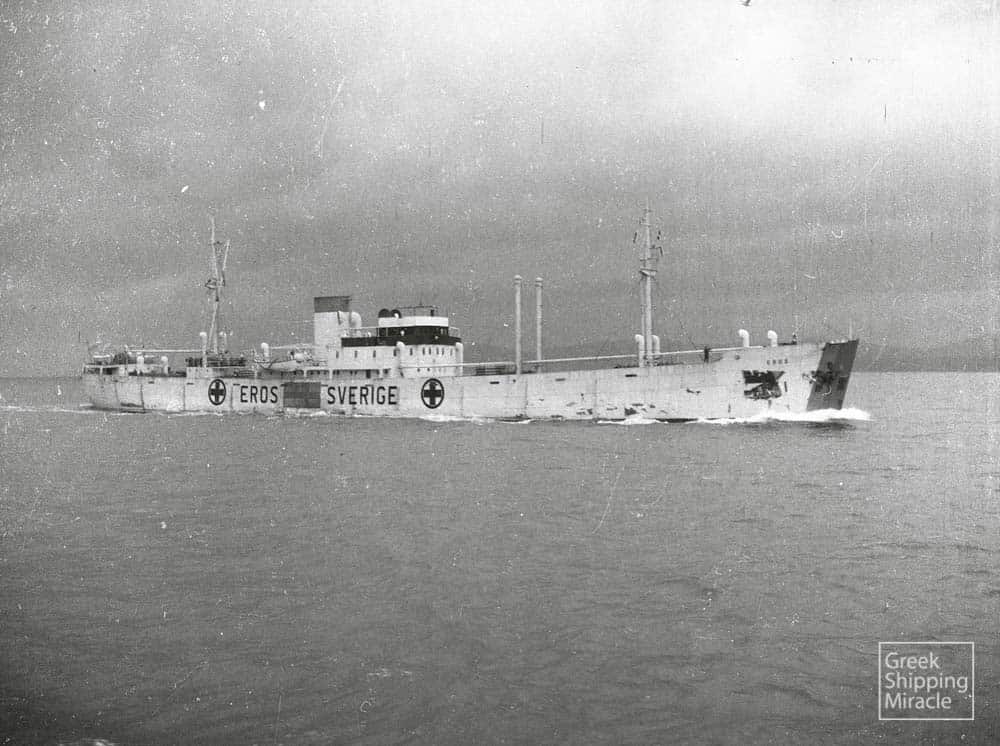 66. Το σουηδικό ατμόπλοιο EROS, φωτογραφημένο στο Γιβραλτάρ στις 20 Νοεμβρίου 1942, χρησιμοποιήθηκε από την «Greek War Relief Association» για την αποστολή ανθρωπιστικής βοήθειας στην Ελλάδα.