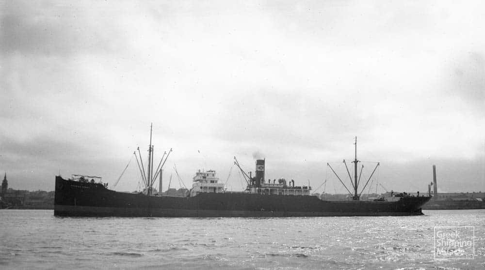 67. Το αμερικανικό ατμόπλοιο PATRICK HENRY, κατασκευής 1920, περιήλθε στους Βρετανούς το 1940 και μετονομάστηκε σε EMPIRE STEELHEAD. Το 1942 παραχωρήθηκε στην ελληνική κυβέρνηση και υπηρέτησε τον συμμαχικό αγώνα με το όνομα CRETE υπό τη διαχείριση του οίκου Γεωργίου Νικολάου στο Λονδίνο.