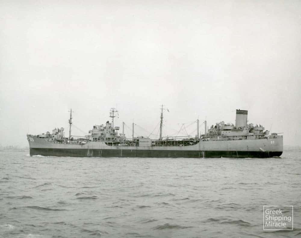 70. Ένα αμερικανικό δεξαμενόπλοιο τύπου Τ2 με πολεμική εξάρτηση στη διάρκεια του Πολέμου.