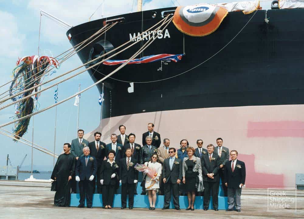 18. Στιγμιότυπο από την τελετή ονοματοδοσίας του bulk carrier MARITSA τον Απρίλιο του 1995. Κατασκευάστηκε στα ναυπηγεία Samsung Heavy Industries της Νότιας Κορέας για λογαριασμό εταιρείας υπό τη διαχείριση της Safety Management Overseas S.A.