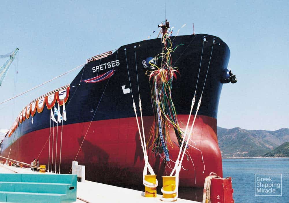 24. Το δεξαμενόπλοιο SPETSES κατασκευάστηκε το 1996 στα ναυπηγεία Samsung Heavy Industries της Νότιας Κορέας για λογαριασμό εταιρείας υπό τη διαχείριση της Thenamaris (Ships Management) Inc. Το 1998 περιήλθε στη διαχείριση της Minerva Marine Inc.