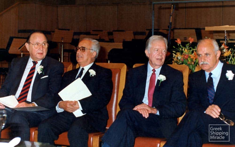 36. Στιγμιότυπο από τα Διεθνή Βραβεία Ωνάση το 1991. Διακρίνονται από αριστερά οι τιμώμενοι: ο υπουργός Εξωτερικών της Ομοσπονδιακής Δημοκρατίας της Γερμανίας Hans-Dietrich Genscher, ο καθηγητής Αρχαιολογίας από την Κύπρο Βάσος Καραγεώργης, ο πρώην πρόεδρος των ΗΠΑ Jimmy Carter, και ο πρόεδρος της Διεθνής Οργάνωσης Greenpeace David McTaggart.