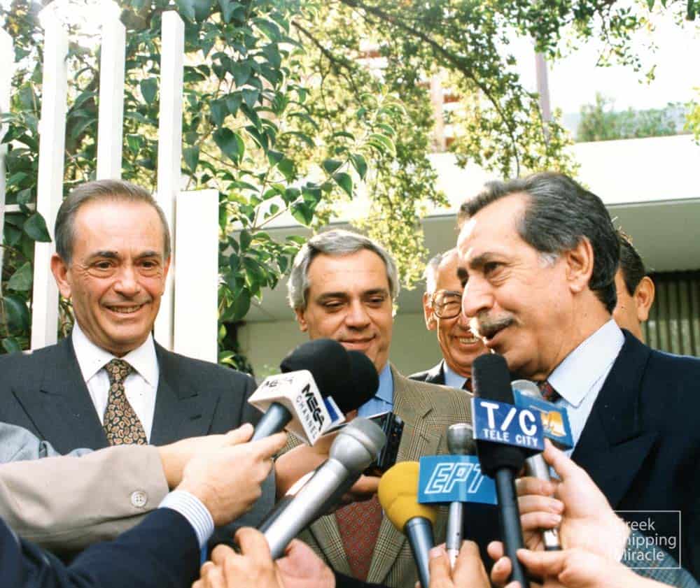 3. Από την επίσκεψη μελών της διοίκησης της Ενώσεως Ελλήνων Εφοπλιστών στην οικία του πρωθυπουργού Ανδρέα Παπανδρέου στην Εκάλη. Διακρίνονται από αριστερά: ο πρόεδρος της ΕΕΕ Γιάννης Γκούμας, ο Νίκος Ευθυμίου, ο Κωνσταντίνος Φαφαλιός και ο υπουργός Εμπορικής Ναυτιλίας Γιώργος Κατσιφάρας μιλώντας στον Τύπο.