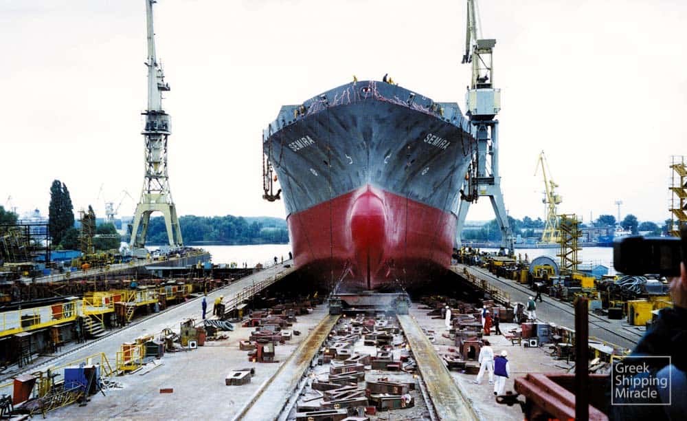 47. Το container ship SEMIRA κατασκευάστηκε το 1996 στα ναυπηγεία Stocznia Szczecinska S.A. της Πολωνίας για λογαριασμό εταιρείας υπό τη διαχείριση της Diana Shipping Agencies S.A.