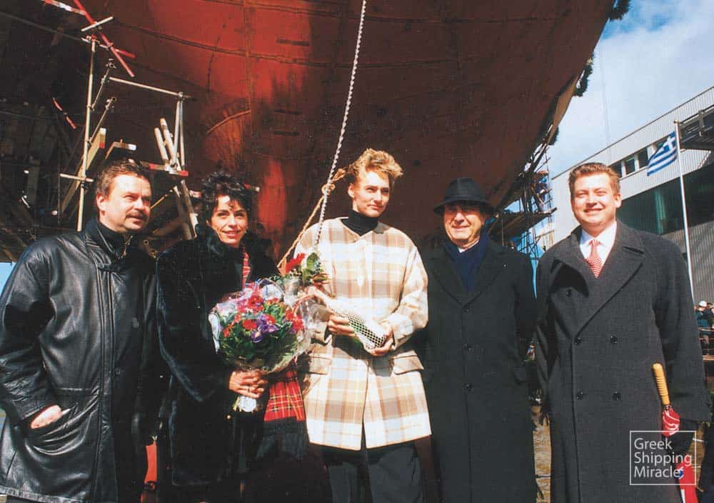 4. Στιγμιότυπο από την καθέλκυση των δύο πρώτων επιβατηγών πλοίων SUPERFAST I και SUPERFAST II. Στη φωτογραφία απεικονίζονται ο Περικλής Παναγόπουλος με το γιο του Αλέξανδρο (πρώτος από δεξιά), οι ανάδοχοι και χρυσές Ολυμπιονίκες Βούλα Πατουλίδου και Heike Drechsler και ο εκπρόσωπος των ναυπηγείων Schichau Seebeckwerft A.G. στο Κίελο.