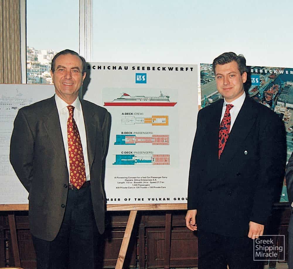 6. Απεικονίζεται ο Περικλής Παναγόπουλος με τον γιο του Αλέξανδρο σε εκδήλωση για την παρουσίαση των σχεδίων των πλοίων SUPERFAST στον Ναυτικό Όμιλο το 1994.