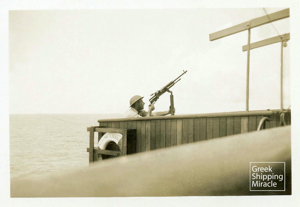 22. Ο Βύρων Μιχαηλίδης, μέλος του πληρώματος του ελληνικού εμπορικού ατμόπλοιου ATHINA LIVANOS κατά τη διάρκεια του Β’ Παγκοσμίου Πολέμου. Ο Μιχαηλίδης εξελίχθηκε σε σπουδαίο πλοίαρχο και αρχιπλοίαρχο ναυτιλιακών εταιρειών.