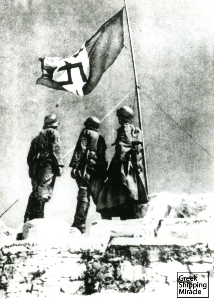 24. Η γερμανική σβάστικα υψώθηκε στον ιερό βράχο της Ακρόπολης αλλά ουδέποτε σε ελληνικά πλοία.