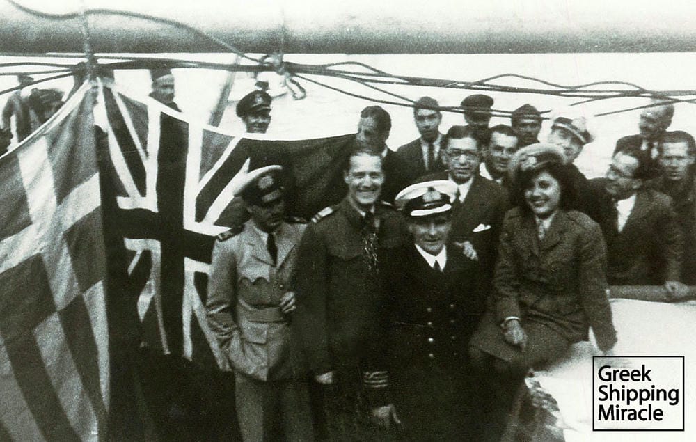 36. Αναμνηστική φωτογραφία με την ερμηνεύτρια της νίκης Σοφία Βέμπο και μέλη του πληρώματος ενός ελληνικού ατμόπλοιου στην Αλεξάνδρεια στη διάρκεια του Πολέμου.