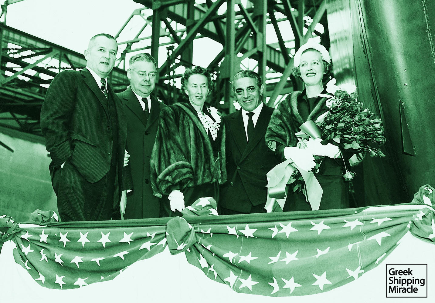 37. Ο Αριστοτέλης Ωνάσης υπήρξε ο πρώτος Έλληνας που παρέλαβε νεότευκτο μετά το τέλος του B’ Παγκοσμίου Πολέμου. Στη φωτογραφία, διακρίνεται τέταρτος από αριστερά με την ανάδοχο του πλοίου και μέλη του ναυπηγείου κατά την καθέλκυση του OLYMPIC EAGLE στις 7 Μαΐου 1958, το οποίο κατασκευάστηκε στα ναυπηγεία των ΗΠΑ.