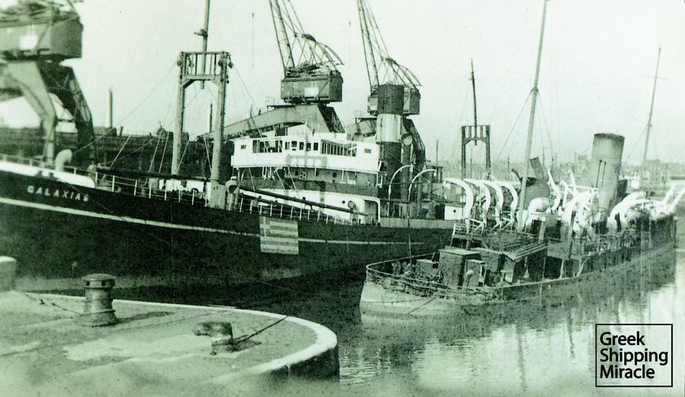 3. Το ατμόπλοιο GALAXIAS, κατασκευής 1918, του Μ. Ι. Λύρα. Διακρίνεται μισοβυθισμένο στο λιμάνι Dieppe της Γαλλίας μετά το βομβαρδισμό του στις 23 Μαΐου 1940.