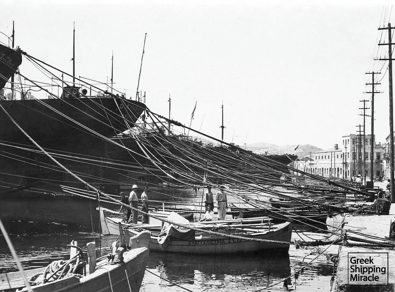 42. Το λιμάνι της Σύρου με παροπλισμένα πλοία τον Ιούνιο του 1950.