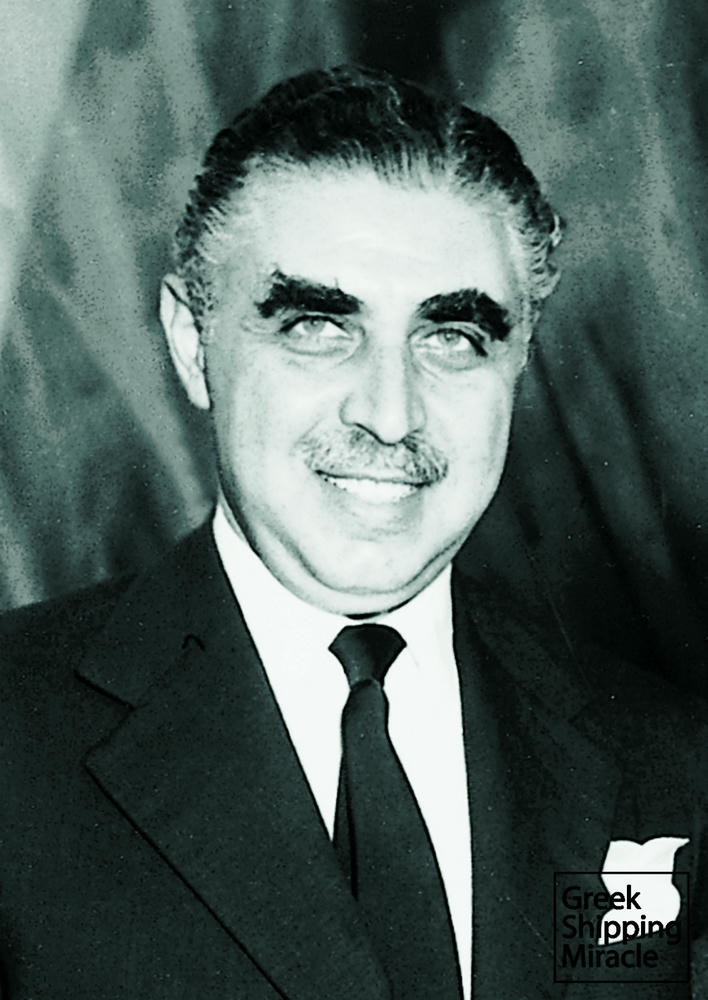 51. Ο εφοπλιστής Γιάννης Μ. Καρράς (1915-2008) από τα Καρδάμυλα της Χίου. Ο όμιλος του έδωσε την πρώτη μεγάλη παραγγελία για την κατασκευή του δεξαμενόπλοιου ΤΙΝΙ και άλλων τριών αδελφών πλοίων στην Ιαπωνία.