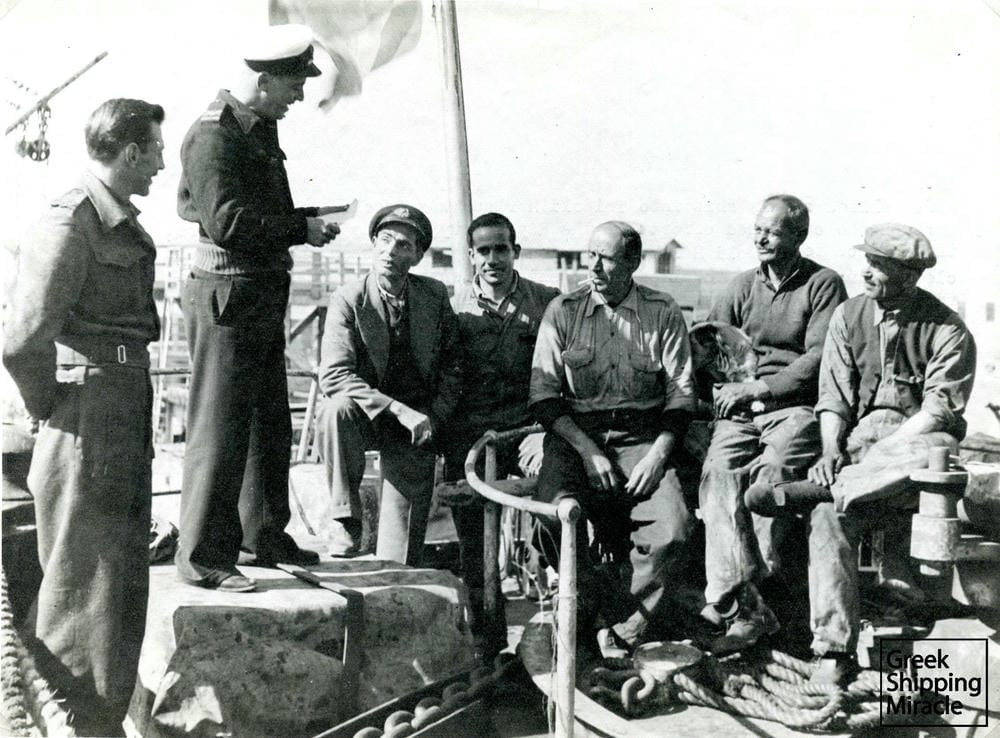 50. Ο πλοίαρχος Κ. Πανώριος του ατμόπλοιου NICOLAOS G. KULUKUNDIS, διαβάζει συγχαρητήριο τηλεγράφημα του Βρετανού ναυάρχου Sir Henry Harwood της 3ης Φεβρουαρίου 1943. Το ελληνικό ατμόπλοιο ήταν το πρώτο πλοίο που εισήλθε στο λιμάνι της Τρίπολης της Λιβύης μετά τον αποκλεισμό του από τις εχθρικές δυνάμεις.