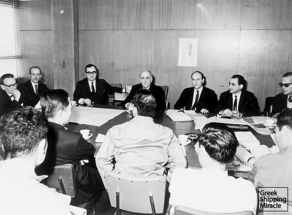 59. Ο Γιάννης Κ. Καρράς (στο κέντρο) υπογράφει το συμβόλαιο για την κατασκευή του πρώτου φορτηγού πλοίου τύπου Freedom, του KHIAN CAPTAIN, στα ιαπωνικά ναυπηγεία Ishikawajima-Harima Heavy Industries Co., Ltd.