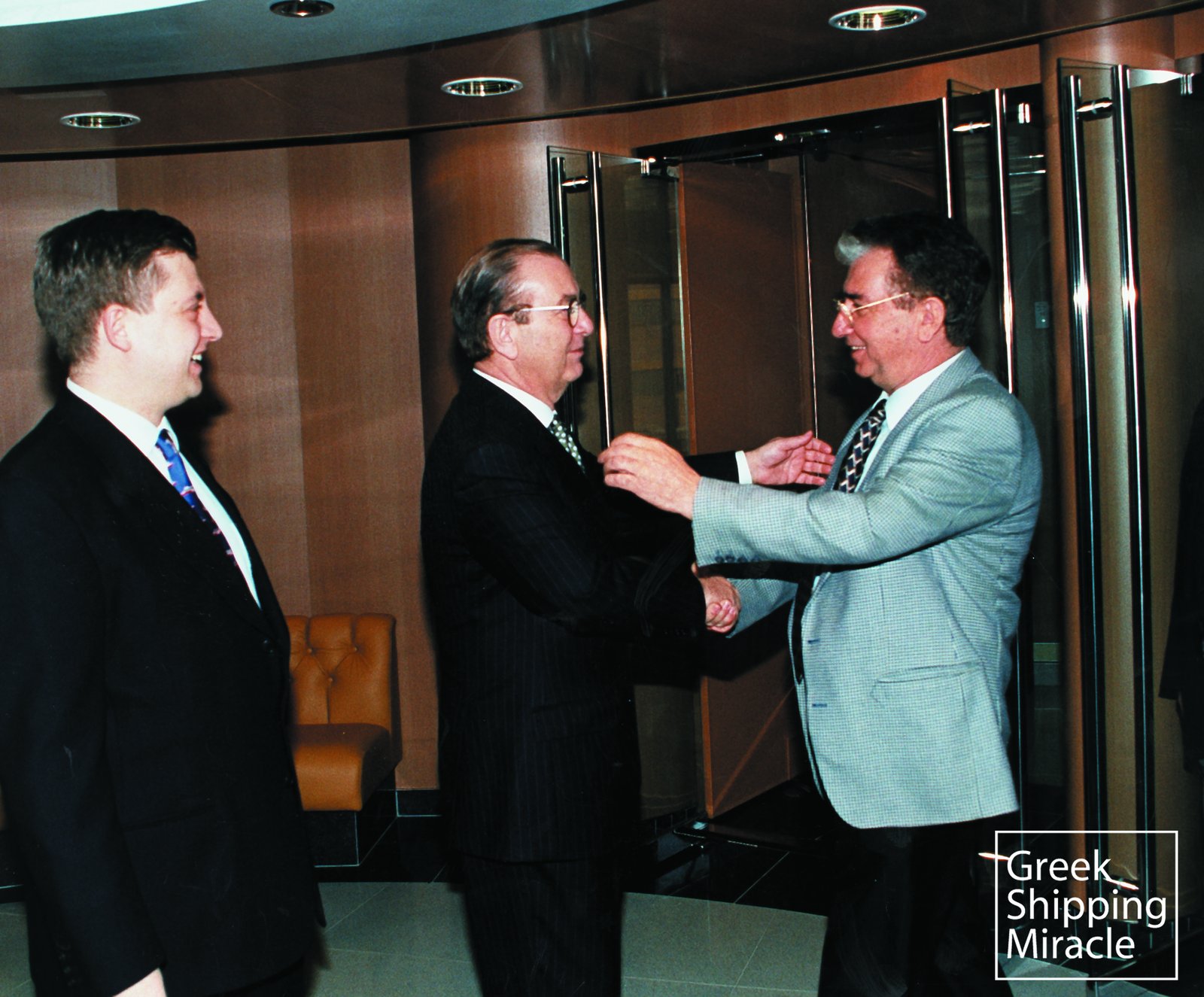 Ο Περικλής Παναγόπουλος υποδέχεται τον Γ.Γ. της Πανελλήνιας Ναυτικής Ομοσπονδίας Γιάννη Χαλά στα εγκαίνια του νεότευκτου πλοίου BLUE STAR I στον Πειραιά το 2000.