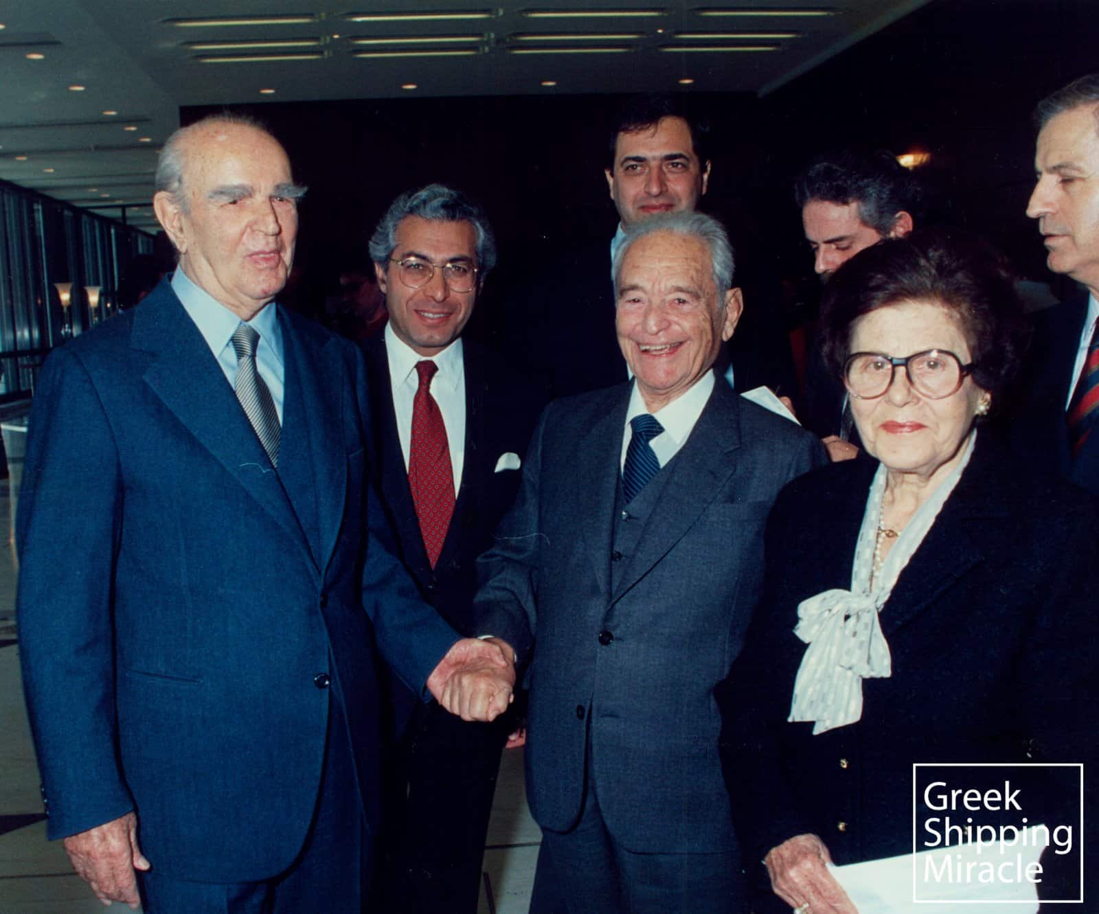 Το ζεύγος Γεωργίου Δανιόλου με τον Πρόεδρο της Δημοκρατίας Κωνσταντίνο Καραμανλή μετά την τελετή. Στο μέσον διακρίνεται ο υπουργός Εμπορικής Ναυτιλίας Αριστοτέλης Παυλίδης.