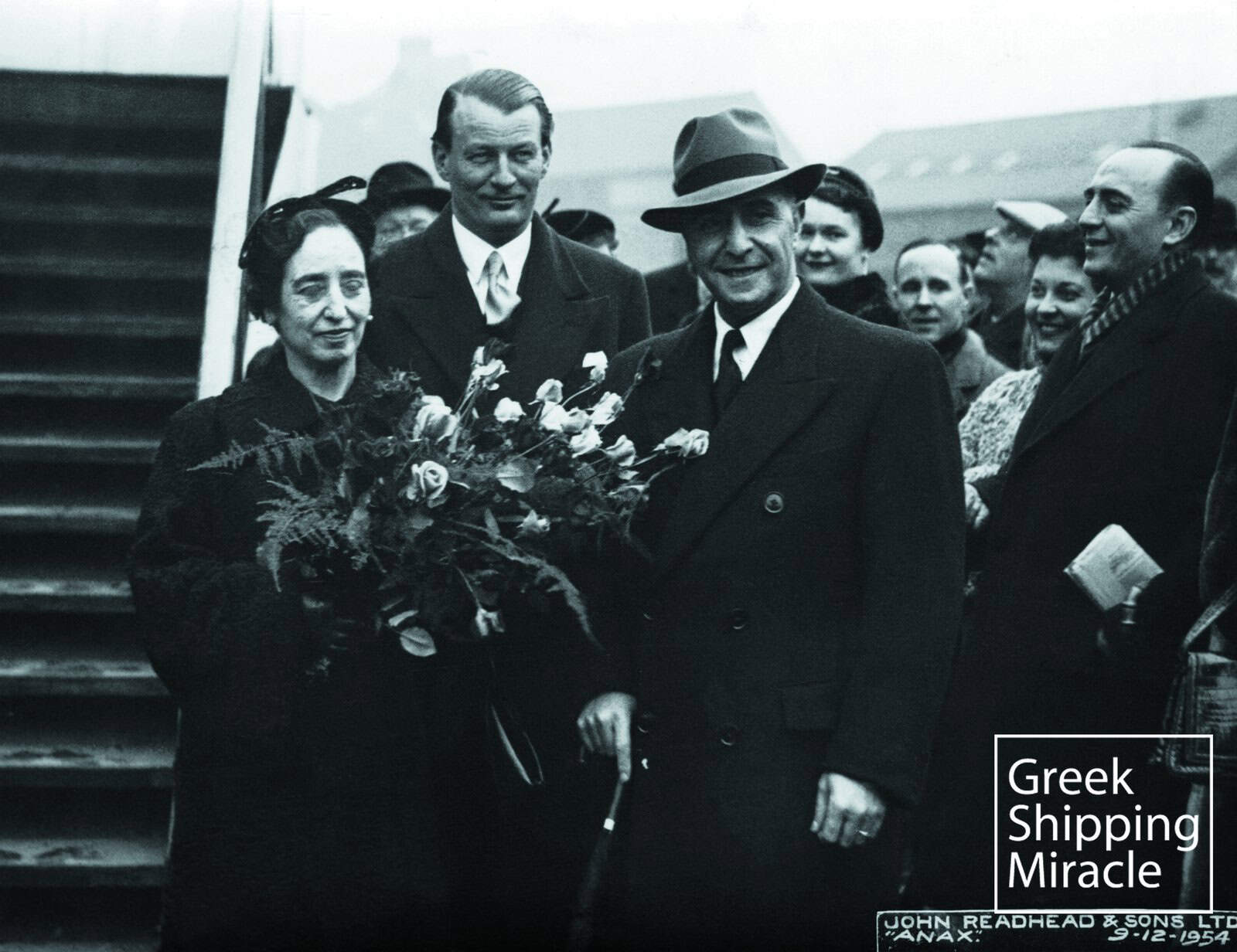 Από την τελετή καθέλκυσης του πλοίου ΑΝΑΧ, χτισμένο το 1955 στα ναυπηγεία J. Readhead & Sons, Ltd. του South Shields της Βρετανίας. Στην φωτογραφία διακρίνονται η ανάδοχος του πλοίου, Σταματία Μ. Ξυλά, ο σύζυγός της Μιχαήλ και δεξιά ο Μιχάλης Περατικός.