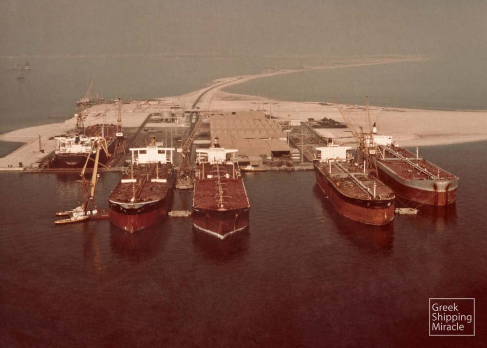 28. Α photo of the ASRY Shipyards in Bahrain in 1979, depicting five giant tankers, two of them of Greek interests. From left to right, the WORLD PETROBAS, TACTIC, ESSO PROVENCE, GIBRALTAR and TΙΝΑ.