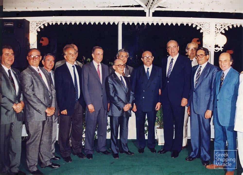 1. Ο πρωθυπουργός Κωνσταντίνος Μητσοτάκης και μέλη της κυβέρνησης σε συνάντησή με εκπροσώπους του ναυτιλιακού κόσμου στις 3 Σεπτεμβρίου 1991. Διακρίνονται από αριστερά: Γιάννης Χαλάς, Μιχάλης Ζενζεφύλλης, Αριστείδης Κωλέτσης, Ανδρέας Ποταμιάνος, Γιάννης Γκούμας, Αθανάσιος Κανελλόπουλος, Αριστοτέλης Παυλίδης, Γιάννης Χατζηπατέρας, Κωνσταντίνος Μητσοτάκης, Γιώργος Λαναράς, Γιάννης Παλαιοκρασσάς και Φώτης Χρηματόπουλος.