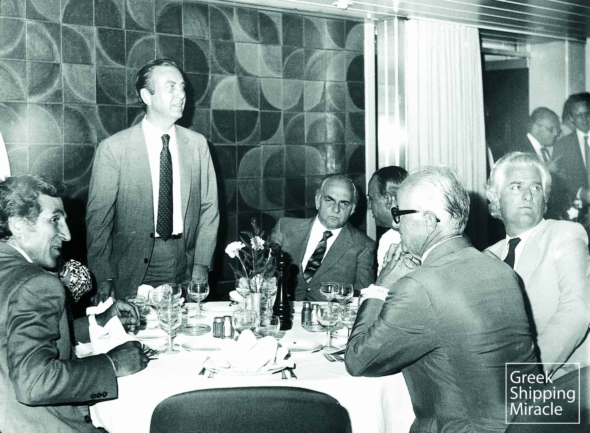 Από συνάντηση του Οργανισμού Λιμένος Πειραιώς (ΟΛΠ). Όρθιος στέκεται ο Περικλής Παναγόπουλος.